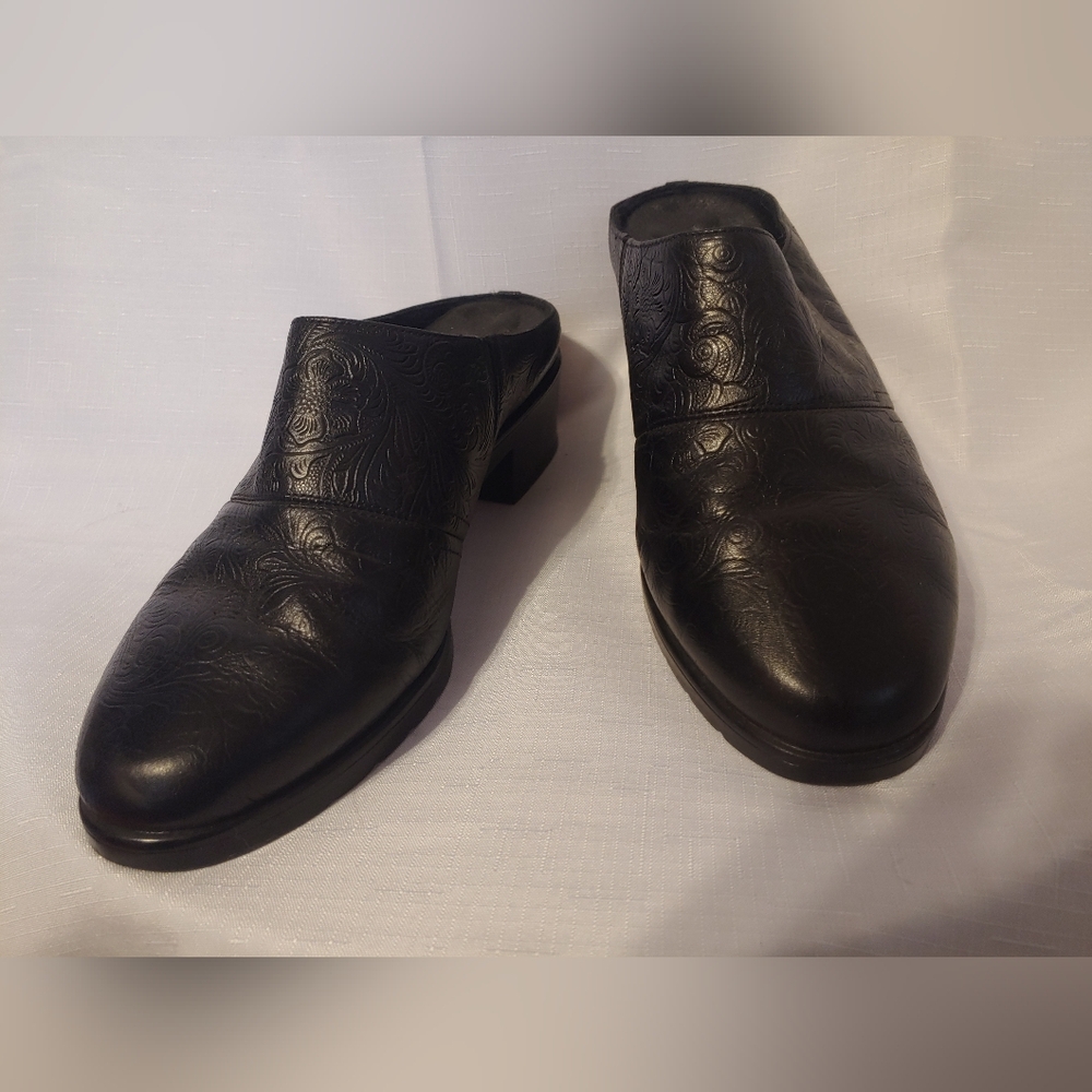 Walking Pillows slides, black leather with an embossed floral pattern  Sz8